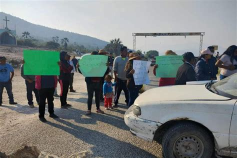 Con bloqueo en la carretera Tehuacán Intermixteca exigen justicia para