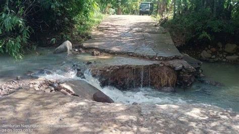 Jembatan Penghubung Desa Putus Diterjang Banjir Di Waiblama Sikka