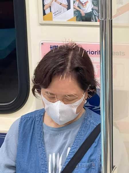 搭捷運驚見《養鬼吃人》 婦人頭插30根針織毛衣「竟是陳沂媽」驚人身分曝 生活 Ctwant