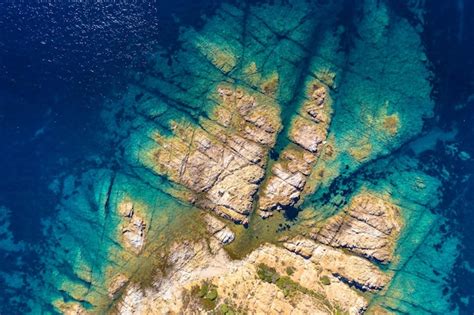 Vista De Arriba Hacia Abajo De La Costa Rocosa De C Rcega Foto Premium