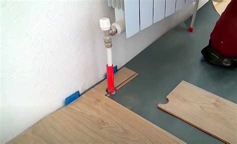 Как плотно подогнать ламинат к трубам отопления? | DIY - как сделать ...