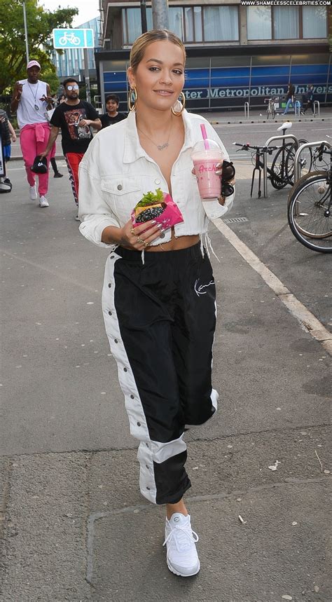 Replies Celebrity Beautiful Babe Posing Hot Singer Flashing Black Old Cleavage