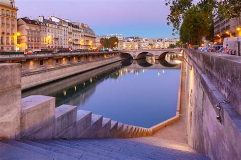 Premium Photo | Night seine and pont neuf, paris, france