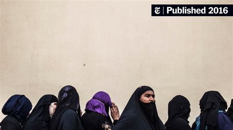 For Women Under Isis A Tyranny Of Dress Code And Punishment The New York Times