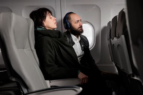 Heres A Scary Reason Why Airline Crews Dim The Cabin Lights During