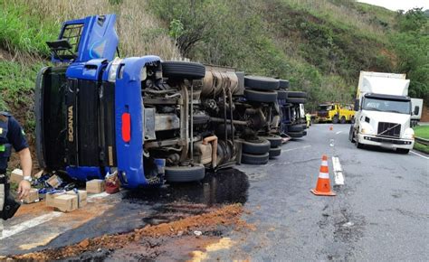 Caminhão Carregado De Biscoitos Tomba Na Descida Da Serra Das Araras