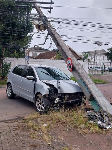 Carro colide contra poste na rua Presidente João Goulart no bairro