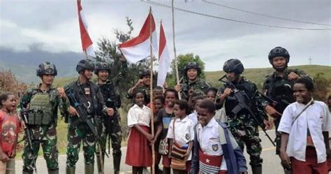 Satgas Yonif Raider 321 Kostrad Kibarkan 321 Bendera Merah Putih Di