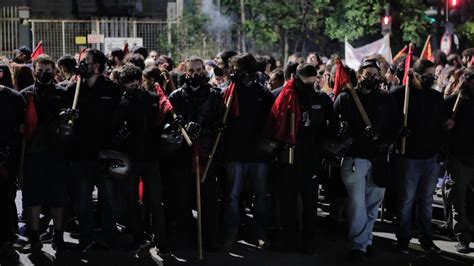 Atene Scontri Tra Gruppi Di Estrema Destra E Antifascisti 39 Persone