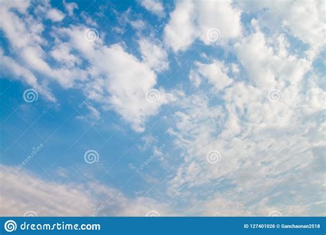 El Cielo Extenso Y Las Nubes Blancas Flotan En El Cielo Foto De Archivo