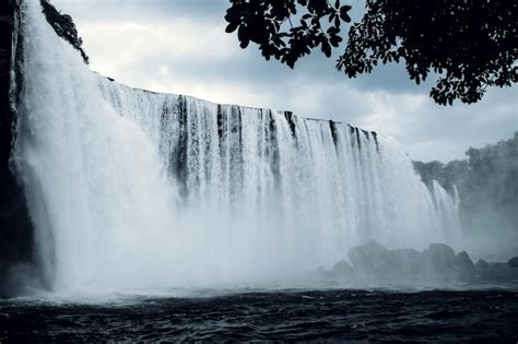 Premium Photo | Lumangwe Falls on the Kalungwishi River in northern Zambia