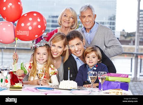 Gl Ckliche Familie Mit Kindern Und Gro Eltern Feiern Geburtstag F R Ein