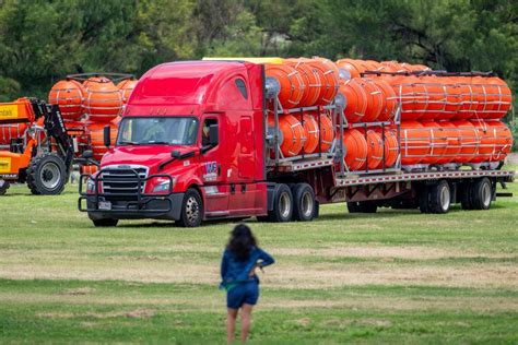 C Mo Es El Muro Flotante Hecho De Boyas Con P As Que Texas Est