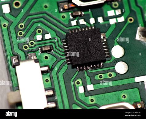 Carte De Circuit Imprim Pcb Verte Avec Certains Composants Et Puces