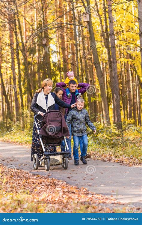 Familj Barndom Säsong Och Folkbegrepp Den Lyckliga Familjen Som Går