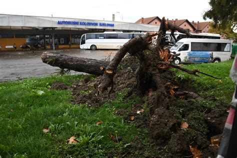 Snažno nevrijeme pogodilo Bjelovar u centru grada intervenirali