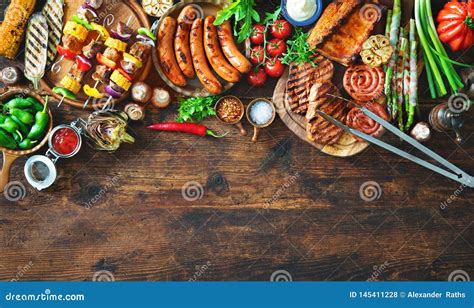 Carne Y Verduras Asadas A La Parrilla En La Tabla De Madera R Stica