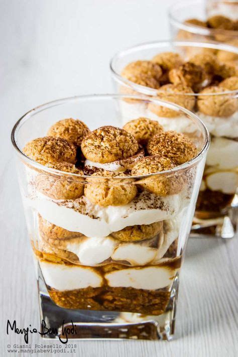 Tiramisù in bicchiere con amaretti e senza uova Un dolce al cucchiaio