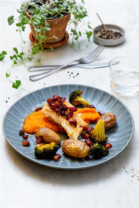 Pannestekt torskefilet med gulrotpuré ovnsbakte poteter og brokkoli