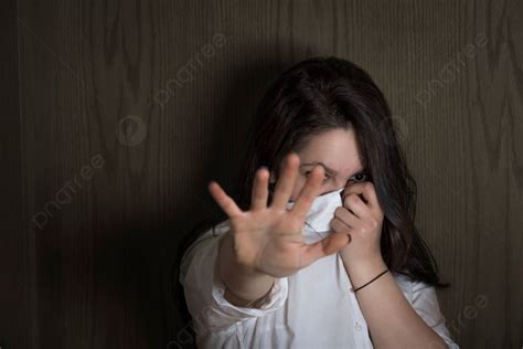 Fond Jeune Femme Cachant Son Visage Avec Sa Chemise Tout En Tendant La