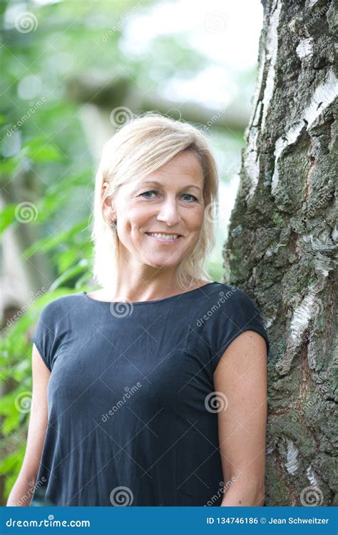 Portret Van Een Leuke Blonde Skandinavische Vrouw Stock Foto Image Of
