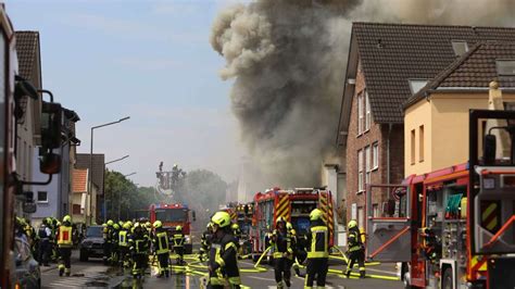 NRW Brand In Motorrad Laden In Sankt Augustin Zwei Feuerwehrleute Tot