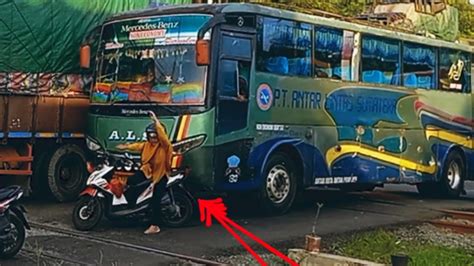 Insiden Bus Als Nyaris Makan Korban Emak Emak Di Jalan Padat