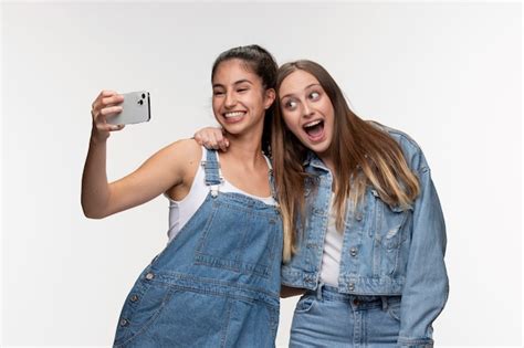 Retrato De Jóvenes Adolescentes Tomando Un Selfie Juntos Foto Premium