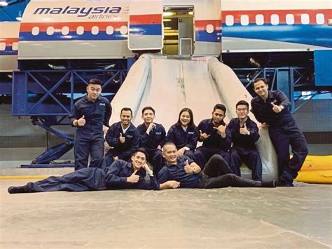 Malaysia Airlines Pilot Uniform : Airline Pilots Hired In 2021 Atp Flight School - Vern McCullough