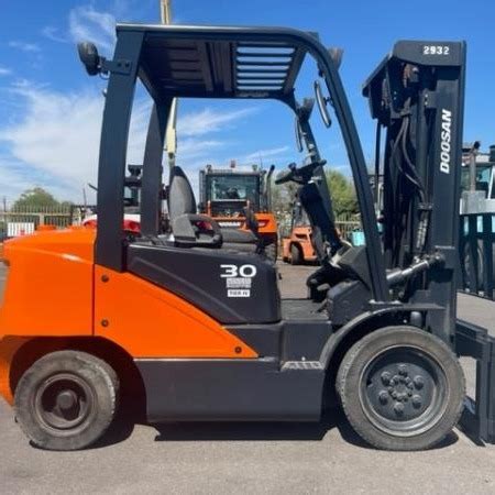 Doosan D S Pneumatic Tire Forklift Rf Leavitt Machinery