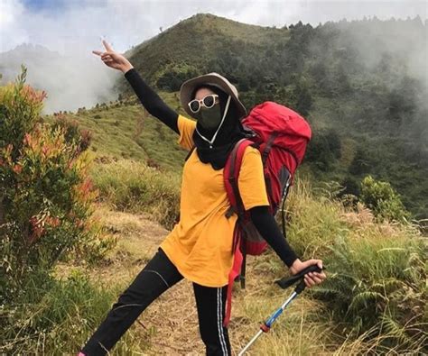 6 Ide Outfit Wanita Saat Naik Gunung Tetap Stylish Dan Nyaman