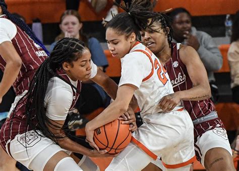 South Carolina Women S Basketball Routs Clemson Takes First Lead In