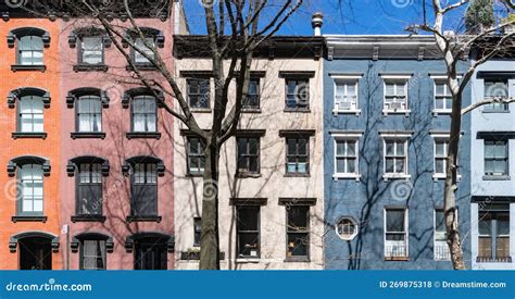 Bloque De Coloridos Edificios Antiguos De Apartamentos En La Calle 18