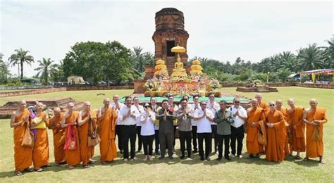 Umat Buddha Sumut Rayakan Hari Tri Suci Waisak Di Candi Bahal Portibi