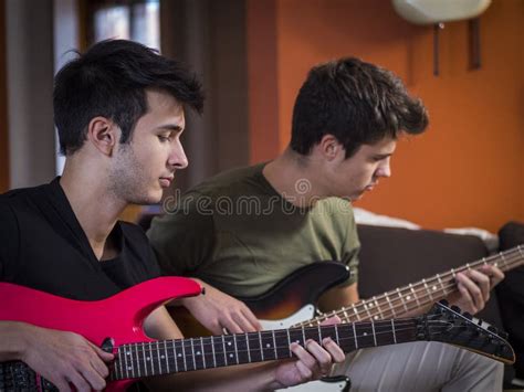 Muchacho Del Adolescente Con La Guitarra Baja Seria Imagen De Archivo