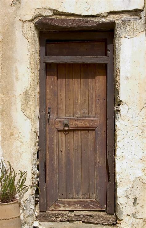 Porta Vermelha Na Parede De Madeira Velha Foto De Stock Imagem De