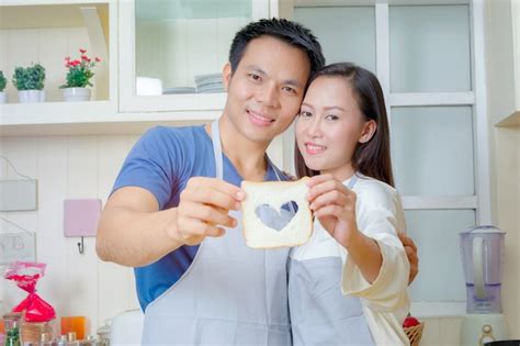 Pareja Feliz Cocinando Juntos En La Cocina Foto Premium