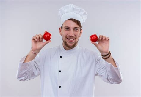 Um Jovem Chef Barbudo Sorridente Vestindo Uniforme De Fog O Branco E