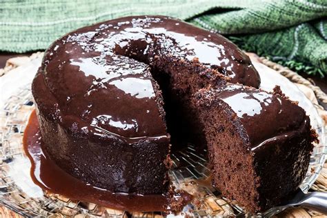 Bolo de chocolate cremoso rápido e fácil massa fofinha e molhadinha