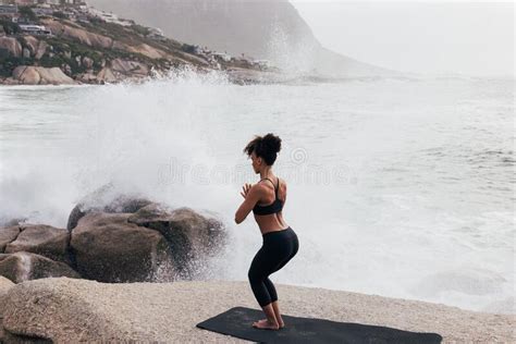 Mulher Praticando Ioga Enquanto Se Coloca Em Pedra Contra Grandes Ondas