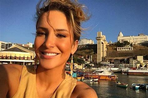 Claudia Leitte Posa De Biqu Ni E Mostra Barriga De Cinco Meses Sbt