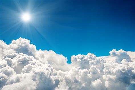 Nubes Azules Y Cielo Y Sol Brillante Fondo De Paisaje De Nubes