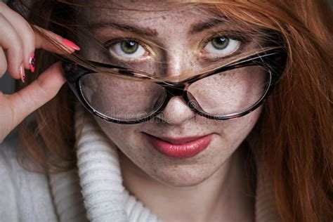 Portrait D Une Fille Couverte De Taches De Rousseur Rousse Photo Stock