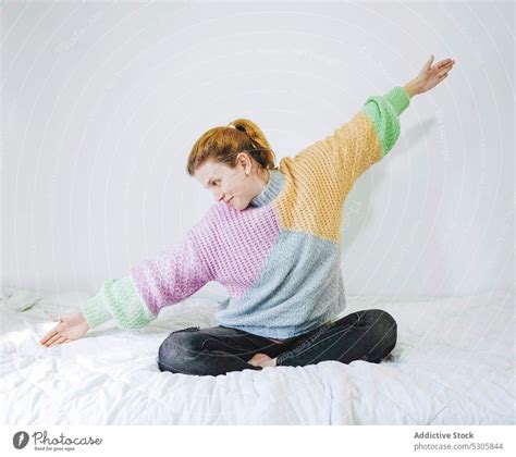 Zufriedene Frau Streckt Sich Auf Dem Bett Ein Lizenzfreies Stock Foto