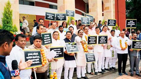 Maharashtra Winter Session Mva Leaders Stage Protest Demanding Farm