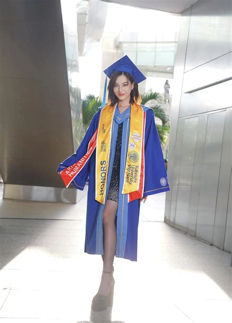 Hot Girl Gen Z N I Ti Ng V Xinh P H C V N Kh Ng V Gi I Ki M Ti N B O D N Tr