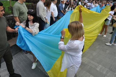 Лівий та правий береги Дніпра в Києві символічно об’єднали за допомогою ...