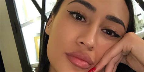 Astrid Nelsia Torride Sur Instagram Elle Saffiche En Bikini Minuscule