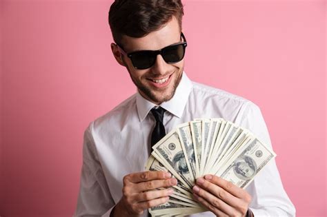 Retrato De Un Hombre Exitoso Feliz En Gafas De Sol Foto Gratis