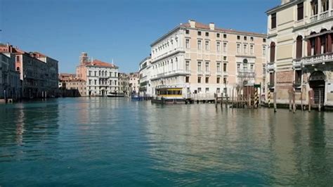 Venice canals clear and pollution free due to COVID-19 - ABC News